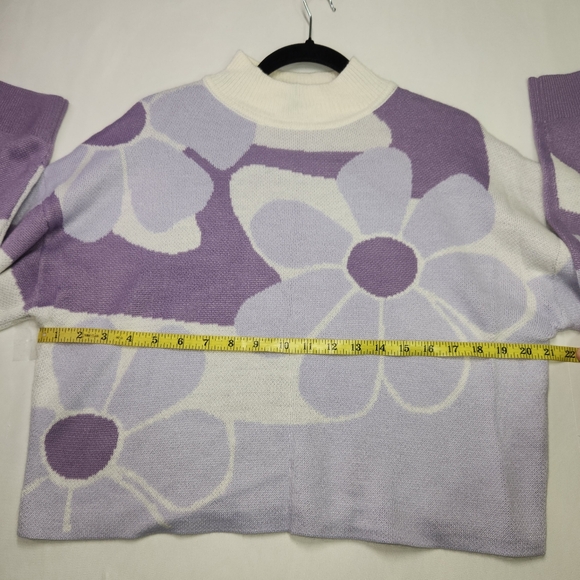 ๐H&M Purple and White Floral Turtleneck Sweater Medium - Picture 8 of 8